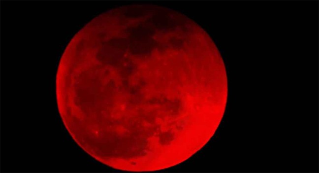 চন্দ্রগ্রহণ উপলক্ষে মুসলমানদের করণীয়: সালাতুল খুসুফ, দোয়া ও সদকা