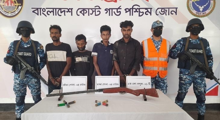 সুন্দরবনে কোস্টগার্ডের অভিযানে ছোট সুমন বাহিনীর ৪ ডাকাত আটক