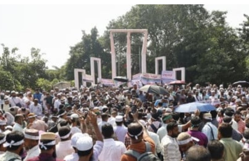 আজও শহীদ মিনারে অবস্থান কর্মসূচিতে এমপিওভুক্ত শিক্ষক-কর্মচারীরা