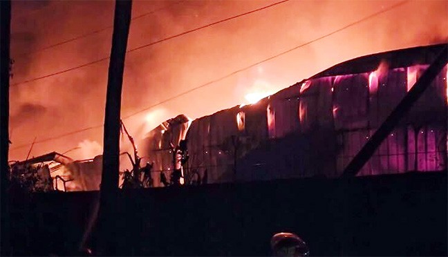 গাজীপুরে দাঁড়িয়ে থাকা বাসে দুর্বৃত্তের আগুন