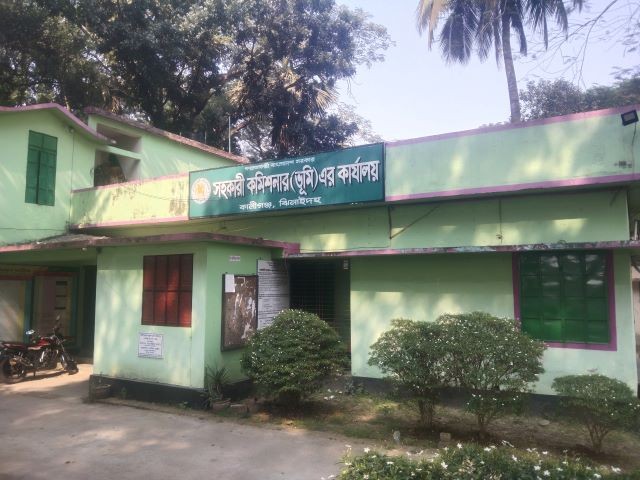 কালীগঞ্জ ভূমি অফিসের জানালা ভেঙ্গে ড্রয়ারে রাখা ৩ লাখ টাকা চুরি