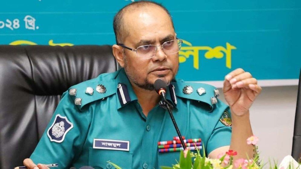 গাজীপুরে রাস্তা আটকে চলাচল করা সেই পুলিশ কমিশনার নাজমুল খান বরখাস্ত