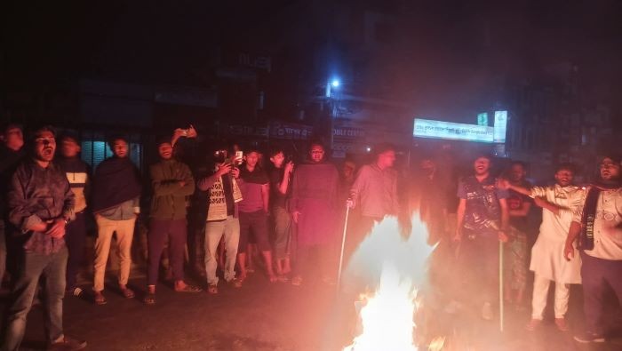 হাদির মৃত্যু: নোয়াখালীতে সড়কে আগুন জ্বালিয়ে বিক্ষোভ 