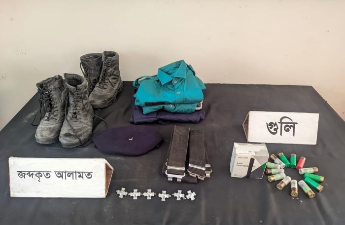 কাশিয়াডাঙ্গায় লুটকৃত পুলিশের পোশাক ও শর্টগানের ১৩ রাউন্ড গুলি উদ্ধার