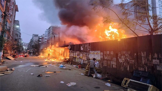 রাজধানীর উত্তরায় কাঁচাবাজারে আগুন, নিয়ন্ত্রণে ৫ ইউনিট (ভিডিও)