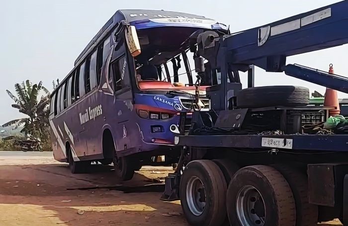 ফরিদপুরে যাত্রীবাহী বাস উল্টে প্রাণ গেল দু'জনের, আহত ২০