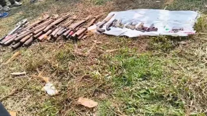 কুমিল্লায় পুকুরে র‍্যাবের অভিযান, দেশি-বিদেশি অস্ত্র উদ্ধার
