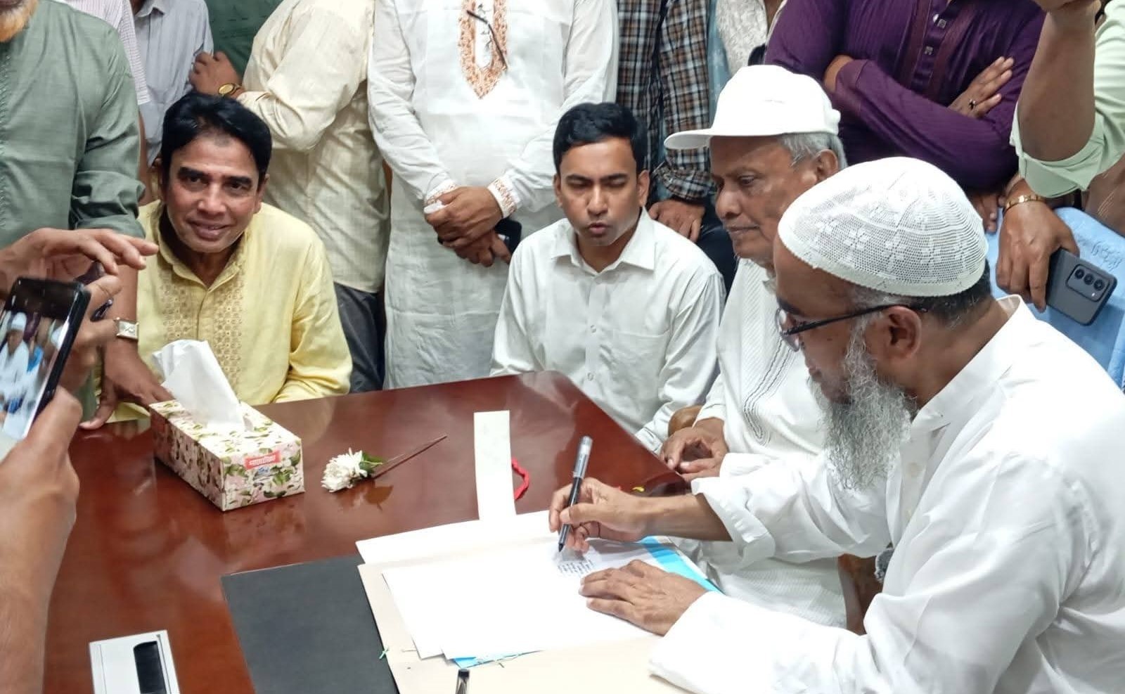 নোয়াখালী জেলা পরিষদের প্রশাসক হারুনুর রশিদ আজাদের দায়িত্ব গ্রহণ 