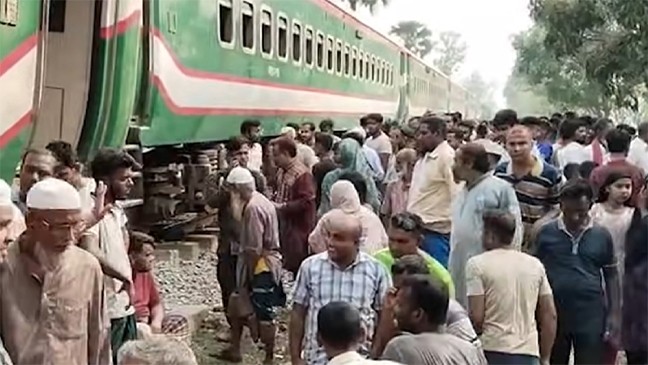 ২২ ঘণ্টা পর ঢাকার সঙ্গে উত্তরবঙ্গের ট্রেন চলাচল শুরু