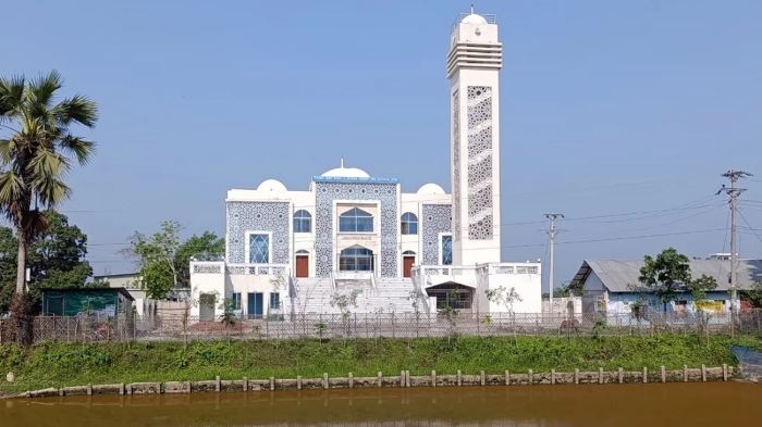 মডেল মসজিদে নামাজ চলছে, কিন্তু মাইকে ভেসে আসে না আজান