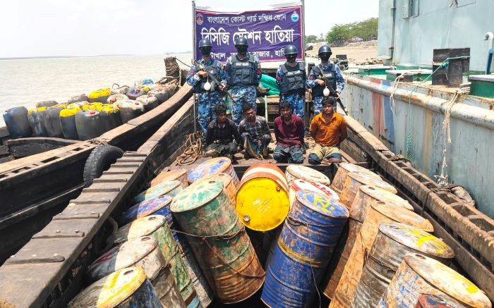 নোয়াখালীতে ৮ লাখ টাকার অবৈধ জ্বালানি তেল জব্দ, আটক ৪