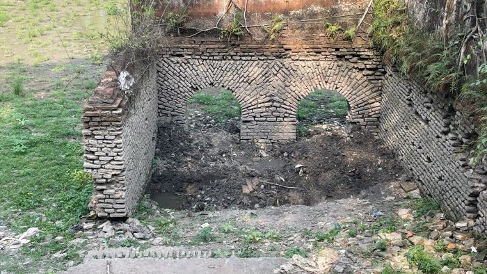ফরিদপুরের ২০০ বছরের পুরনো জমিদার বাড়ির 'বউঘাট' খুড়ে নেওয়া হচ্ছে গুপ্তধন