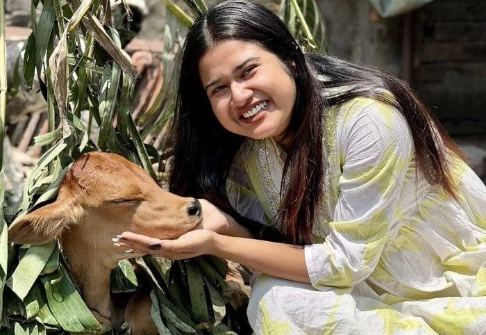 জনপ্রিয় কনটেন্ট ক্রিয়েটর সায়নী চক্রবর্তীর ঝুলন্ত মরদেহ উদ্ধার
