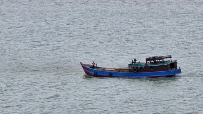 এক বছর পর সীমান্তে নড়াচড়া, মিয়ানমার থেকে এলো পণ্যবাহী নৌকা
