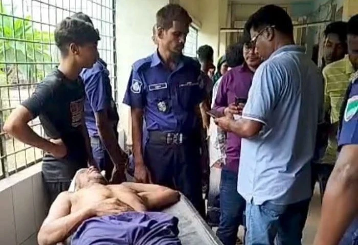 কুষ্টিয়ায় শিশুকে ধর্ষণের অভিযোগে অভিযুক্তকে গণপিটুনি দিয়ে হাসপাতালে 