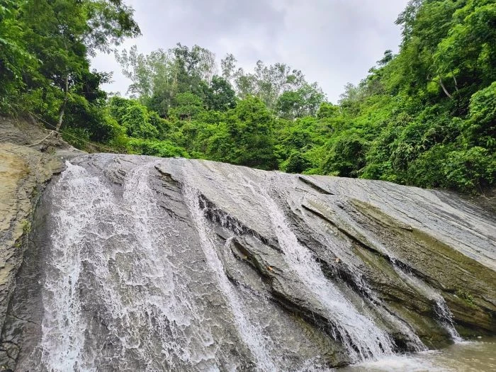 বর্ষার শুরুতে পর্যটকে মুখরিত মিরসরাইয়ের ঝর্না