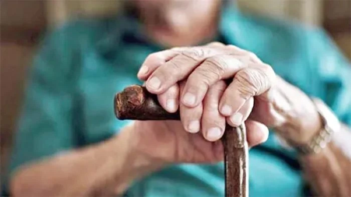 কেন শেষ বয়সে বাবা-মা নিঃসঙ্গ হয়ে পড়ছেন?