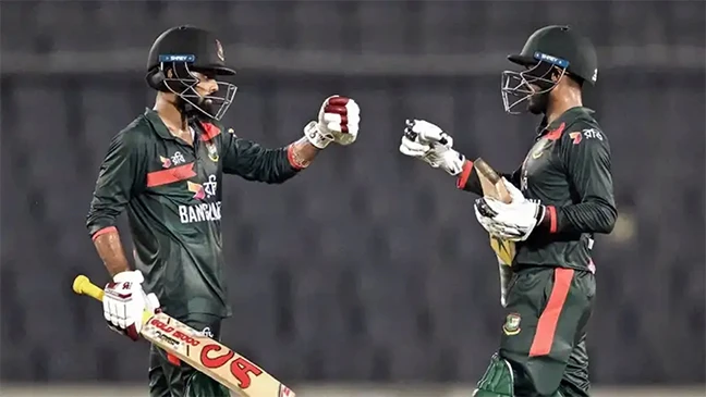 তিন ফিফটিতে ভর করে অস্ট্রেলিয়াকে চ্যালেঞ্জিং টার্গেট দিল বাংলাদেশ