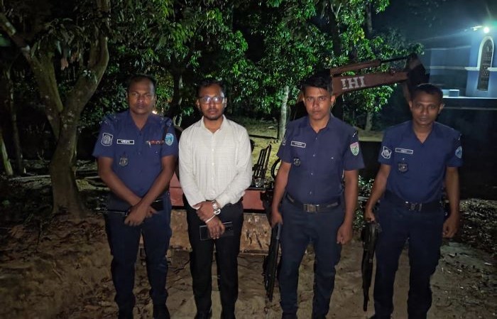 বাঁশখালীর বৈলছড়ীতে পাহাড় কাটার বিরুদ্ধে রাতভর অভিযান, এক্সক্যাভেটর জব্দ