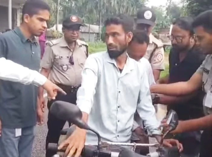 লালমনিরহাটে মোটরসাইকেলে মাদক পাচার, ৪ লাখ টাকার টাপেন্টাডলসহ আটক-২