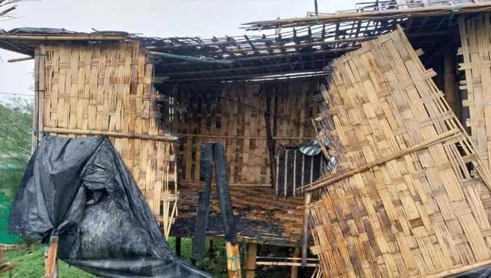 টেকনাফে বজ্রপাতে ভাঙলো সাগরপারের দোকান 