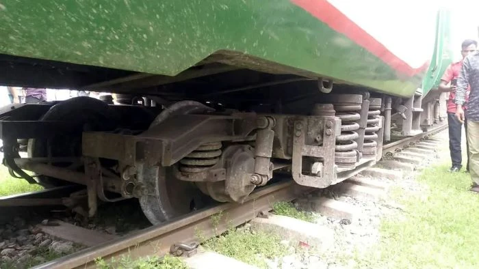 ময়মনসিংহে ট্রেন লাইনচ্যুত, ঢাকা-জামালপুর রুটে চলাচল বন্ধ